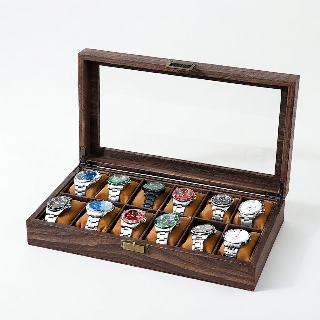 Boîte à Montres 12 Compartiments – Jasmin, vue de trois quarts sur fond clair, finition noyer, avec montres