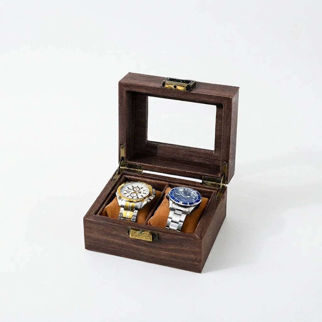 Boîte à Montres 2 Compartiments – Jasmin, vue de trois quarts sur fond clair, finition noyer, avec montres