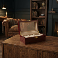 Boîte à Montres 3 Compartiments – Invalides, mise en situation sur un bureau en bois, finition bois laqué bordeaux