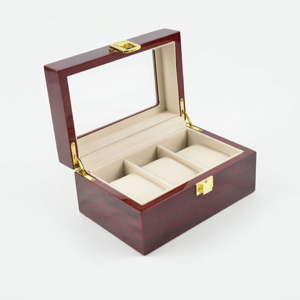 Boîte à Montres 3 Compartiments – Invalides, vue de trois quarts sur fond clair, finition bois laqué bordeaux