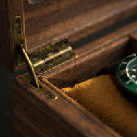 Boîte à Montres 3 Compartiments – Jasmin, gros plan sur les finitions, finition noyer, avec montres