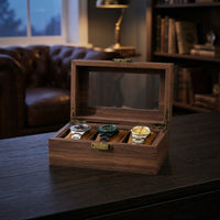 Boîte à Montres 3 Compartiments – Jasmin, mise en situation sur un bureau en bois, finition noyer, avec montres
