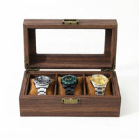 Boîte à Montres 3 Compartiments – Jasmin, vue de face sur fond clair, finition noyer, avec montres