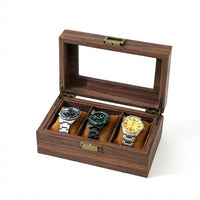 Boîte à Montres 3 Compartiments – Jasmin, vue de trois quarts sur fond clair, finition noyer, avec montres