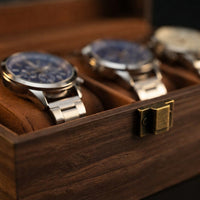Boîte à Montres 3 Compartiments – Ranelagh, gros plan sur les finitions, finition brun foncé, avec montres