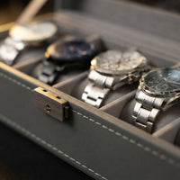 Boîte à Montres 6 Compartiments – Cluny, gros plan sur les finitions, finition Gris Perle, avec montres