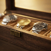 Boîte à Montres 6 Compartiments – Jasmin, gros plan sur les finitions, finition noyer, avec montres