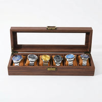 Boîte à Montres 6 Compartiments – Jasmin, vue de face sur fond clair, finition noyer, avec montres