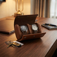 Étui à Montres 2 Emplacements – Vincennes, mise en situation sur un bureau en bois, finition Cognac, avec montres