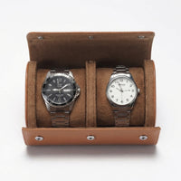 Étui à Montres 2 Emplacements – Vincennes, vue de face sur fond clair, finition Cognac, avec montres