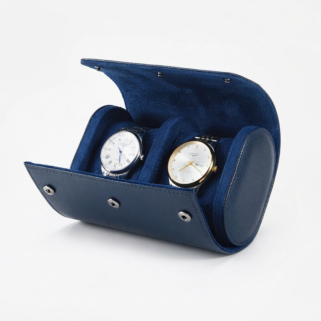 Étui à Montres 2 Emplacements – Vincennes, vue de trois quarts sur fond clair, finition Bleu Nuit, avec montres