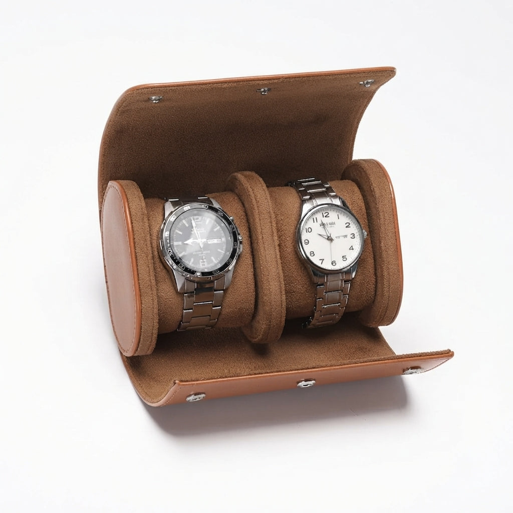 Étui à Montres 2 Emplacements – Vincennes, vue de trois quarts sur fond clair, finition Cognac, avec montres
