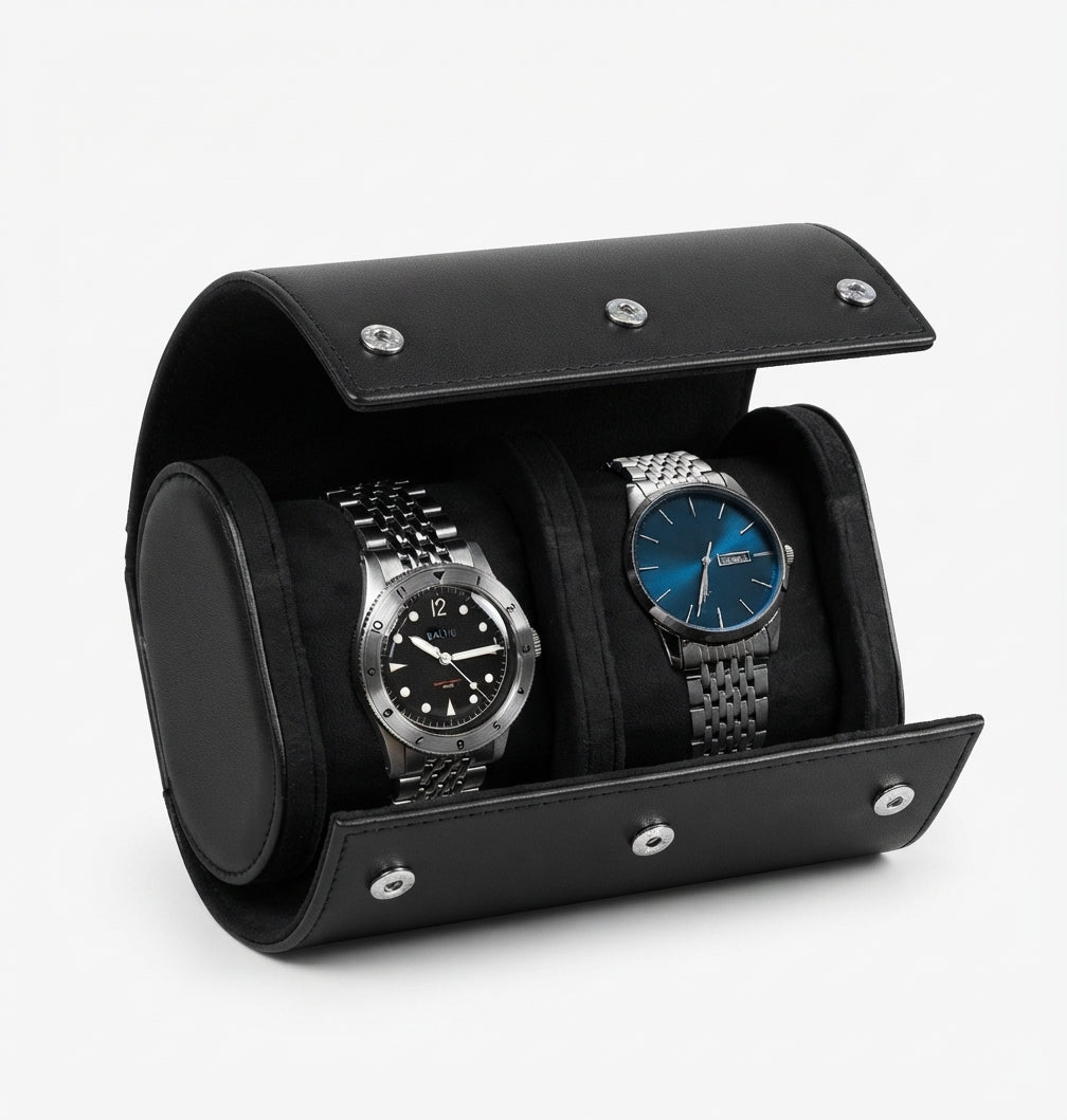 Étui à Montres 2 Emplacements – Vincennes, vue de trois quarts sur fond clair, finition Noir Onyx, avec montres