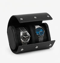 Étui à Montres 2 Emplacements – Vincennes, vue de trois quarts sur fond clair, finition Noir Onyx, avec montres