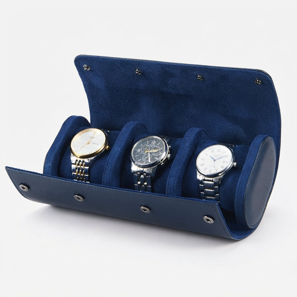 Étui à Montres 3 Emplacements – Vincennes, vue de trois quarts sur fond clair, finition Bleu Nuit, avec montres