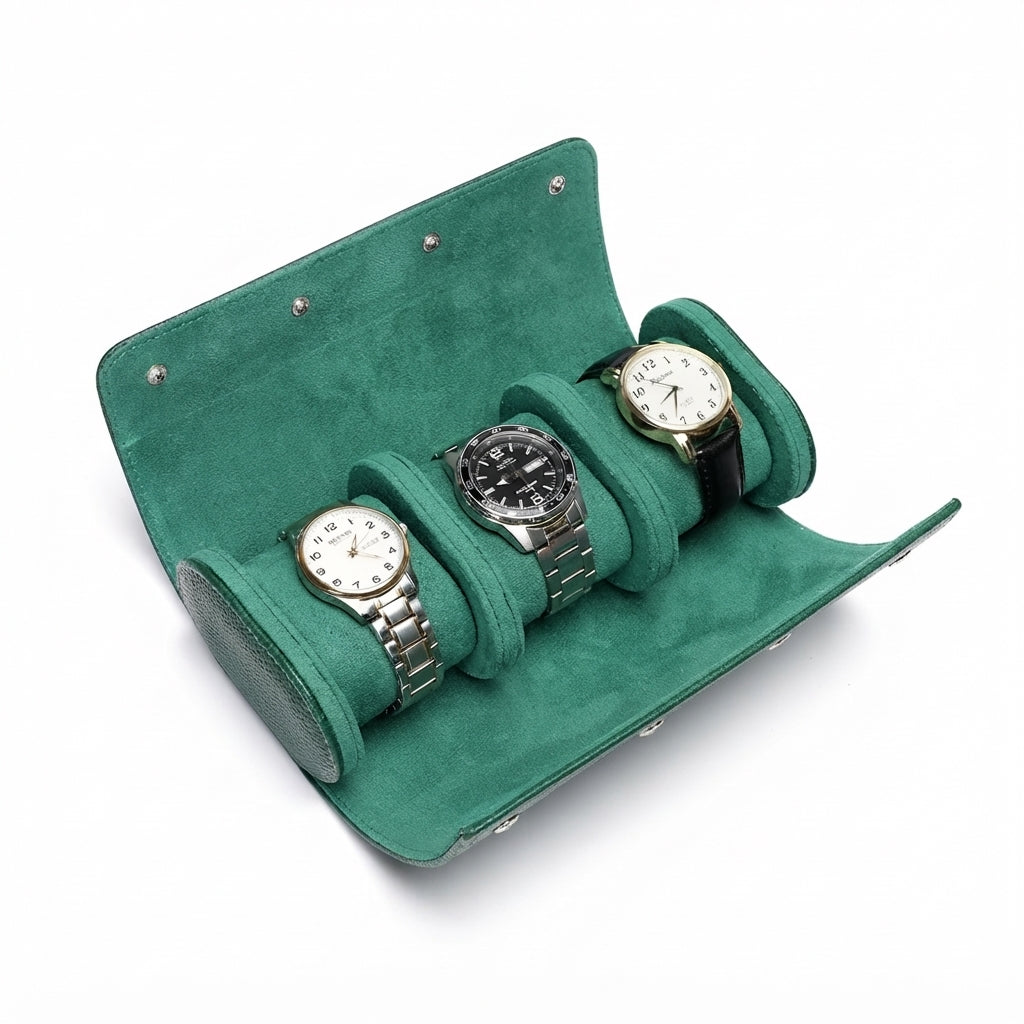 Étui à Montres 3 Emplacements – Vincennes, vue de trois quarts sur fond clair, finition Vert Émeraude, avec montres