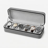 Étui à Montres 6 Compartiments – Belleville, vue de trois quarts sur fond clair, finition Gris Perle, avec montres