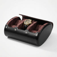 Étui à Montres 6 Emplacements – Villiers, vue de trois quarts sur fond clair, finition Noir Onyx & Bordeaux, avec montres