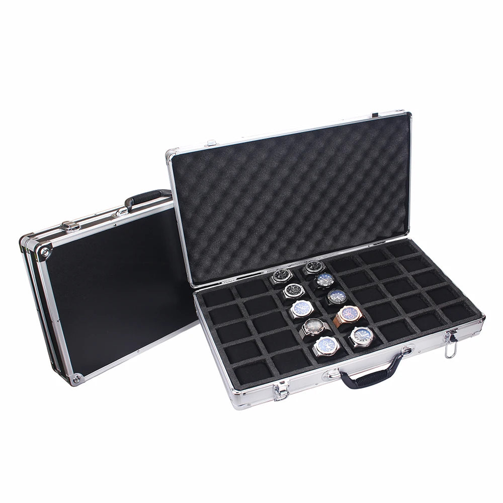 Mallette à Montres 35 Compartiments – Montparnasse, vue de trois quarts sur fond clair, cadre aluminium, intérieur en mousse noire, avec montres