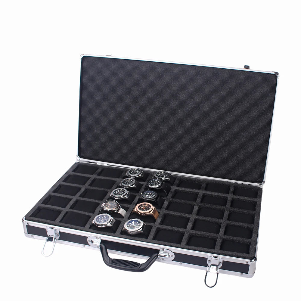 Mallette à Montres 35 Compartiments – Montparnasse, vue de trois quarts sur fond clair, cadre aluminium, intérieur en mousse noire, avec montres