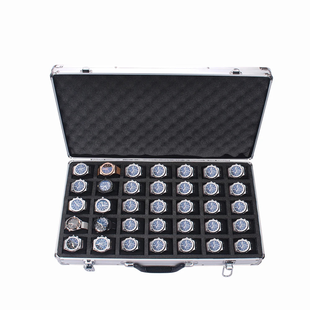 Mallette à Montres 35 Compartiments – Montparnasse, vue de trois quarts sur fond clair, cadre aluminium, intérieur en mousse noire, avec montres
