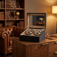 Remontoir Automatique 4 Montres + Rangement 6 Montres – Trocadéro, mise en situation sur un bureau en bois, finition Noir