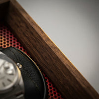 Remontoir Automatique 1 Montre – Luxembourg, gros plan sur les finitions, finition Bordeaux, avec montres installées