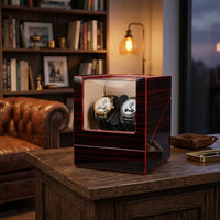 Remontoir Automatique 2 Montres – Héritage, mise en situation sur un bureau en bois, finition Ébène Rouge, avec montres installées