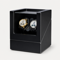 Remontoir Automatique 2 Montres – Héritage, vue de trois quarts sur fond clair, finition Noir Piano, avec montres installées