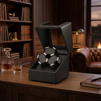 Remontoir Automatique 3 Montres – Montaigne, mise en situation sur un bureau en bois, finition noire