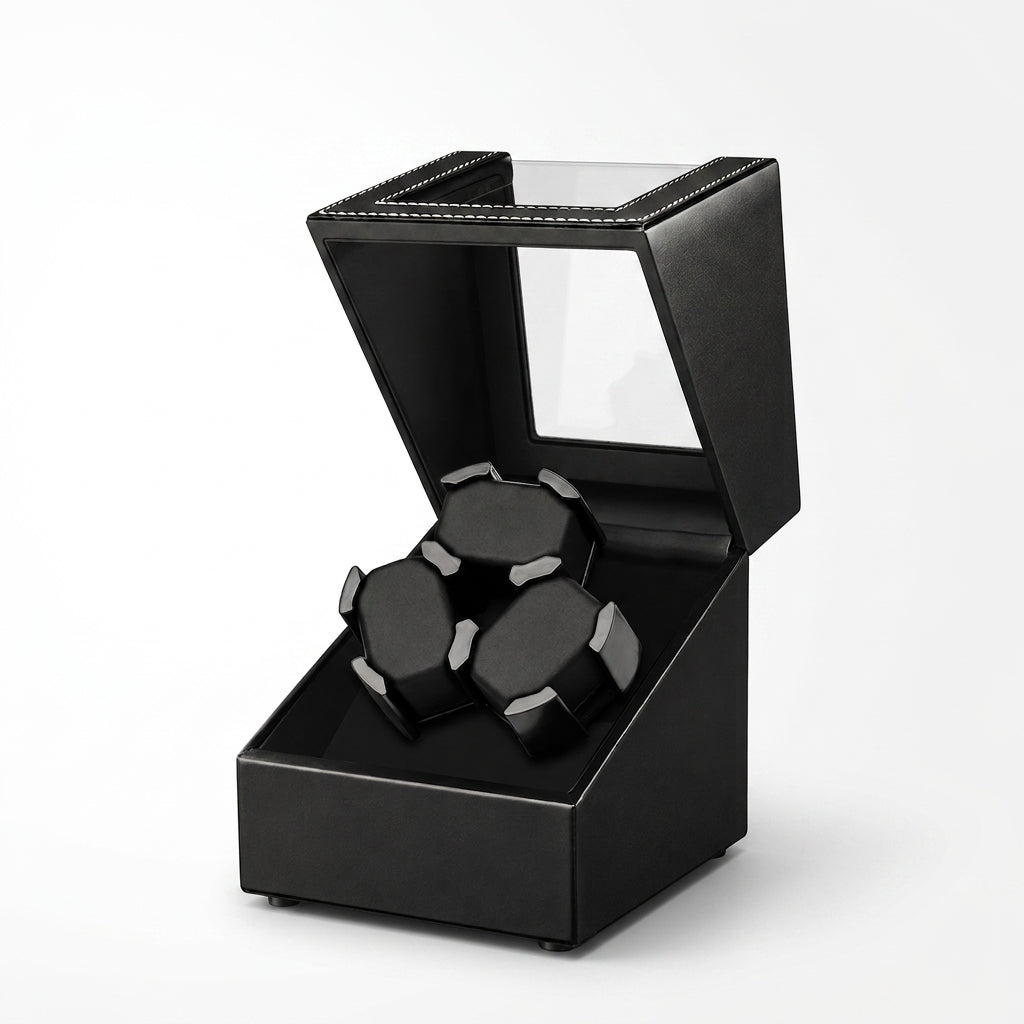 Remontoir Automatique 3 Montres – Montaigne, vue de trois quarts sur fond clair, finition noire